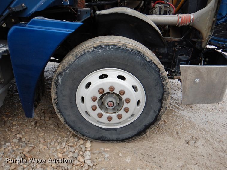 image for item II9821 2005 Freightliner Columbia  semi truck