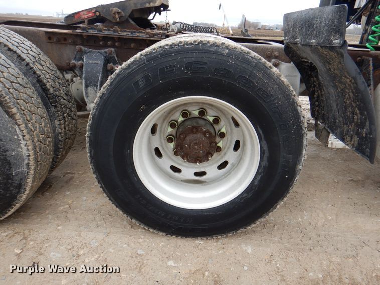 image for item II9821 2005 Freightliner Columbia  semi truck