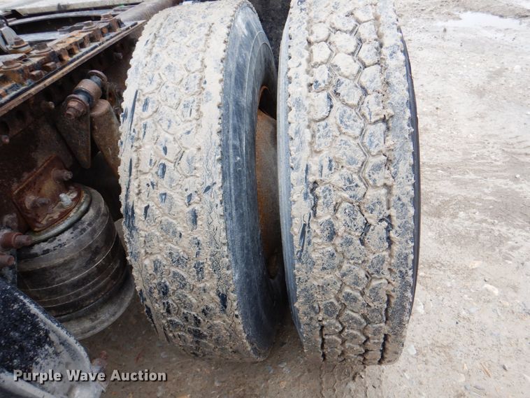 image for item II9821 2005 Freightliner Columbia  semi truck