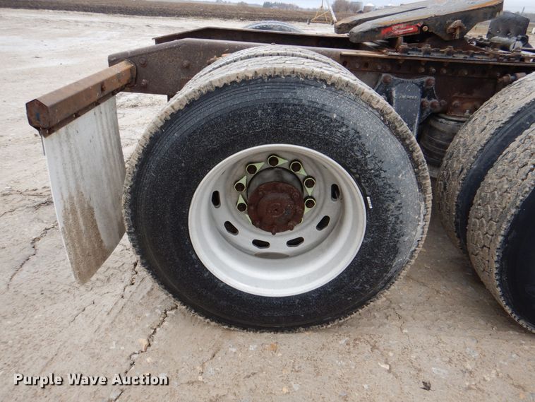 image for item II9821 2005 Freightliner Columbia  semi truck