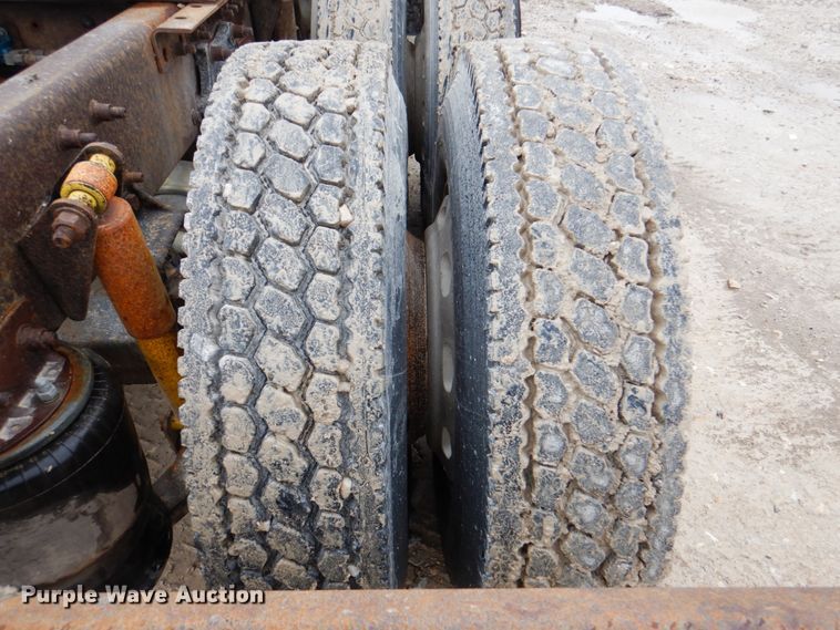 image for item II9821 2005 Freightliner Columbia  semi truck