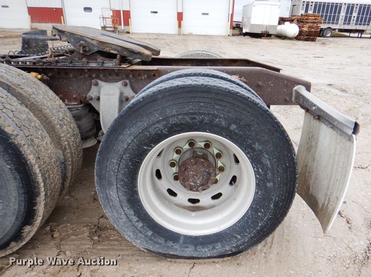 image for item II9821 2005 Freightliner Columbia  semi truck