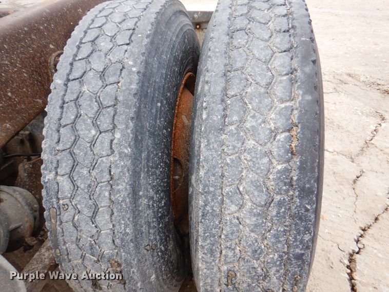 image for item II9821 2005 Freightliner Columbia  semi truck