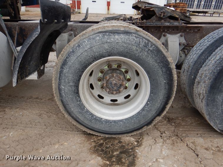 image for item II9821 2005 Freightliner Columbia  semi truck