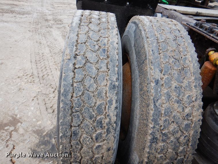 image for item II9821 2005 Freightliner Columbia  semi truck