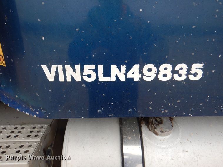 image for item II9821 2005 Freightliner Columbia  semi truck