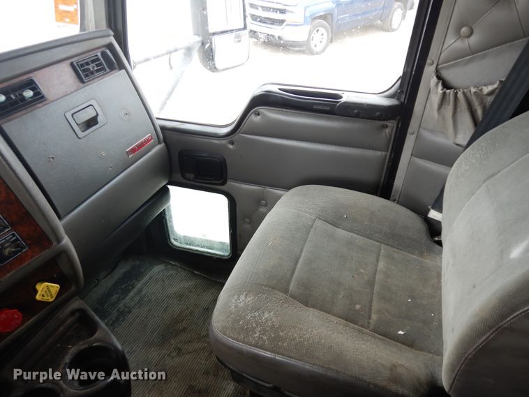 image for item IP9120 2005 Kenworth T600  semi truck