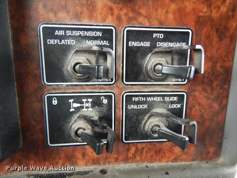 image for item IP9120 2005 Kenworth T600  semi truck