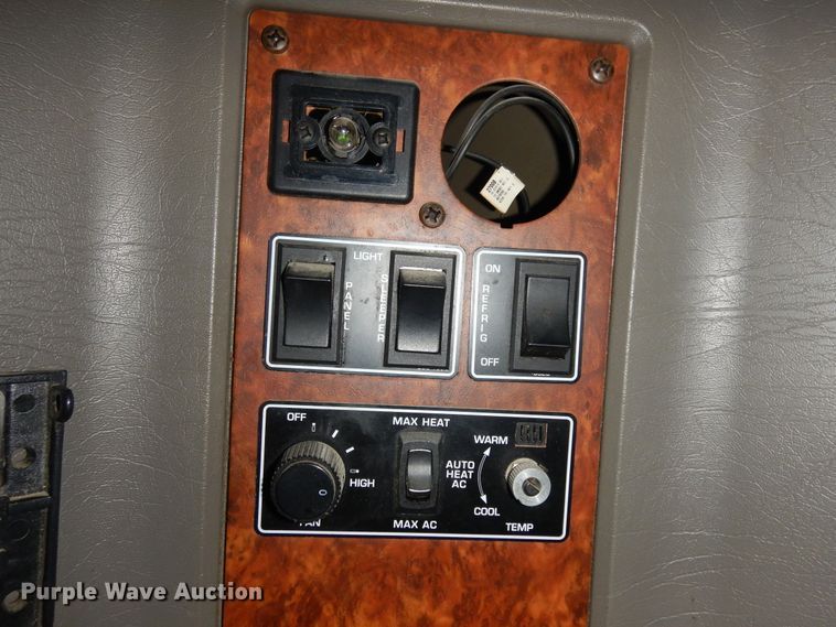 image for item IP9120 2005 Kenworth T600  semi truck