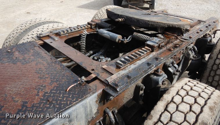 image for item IP9120 2005 Kenworth T600  semi truck