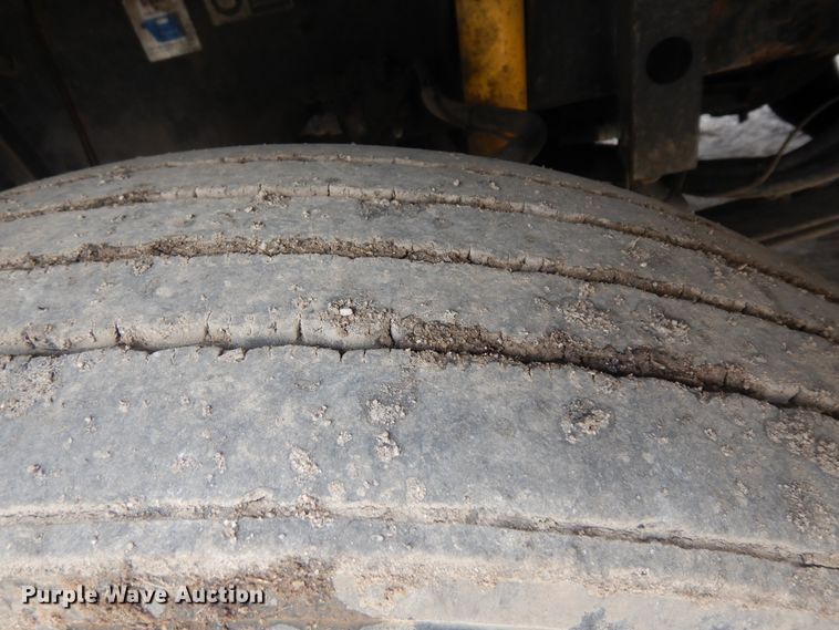 image for item IP9120 2005 Kenworth T600  semi truck