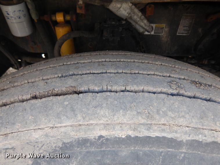 image for item IP9120 2005 Kenworth T600  semi truck