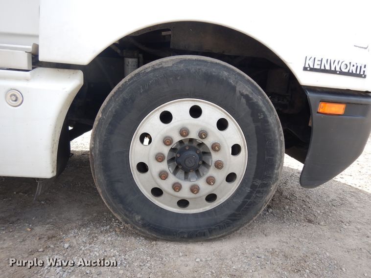 image for item IP9120 2005 Kenworth T600  semi truck