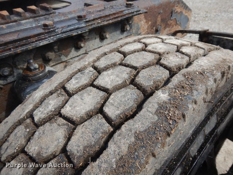 image for item IP9120 2005 Kenworth T600  semi truck