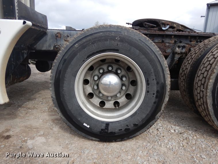 image for item IP9120 2005 Kenworth T600  semi truck