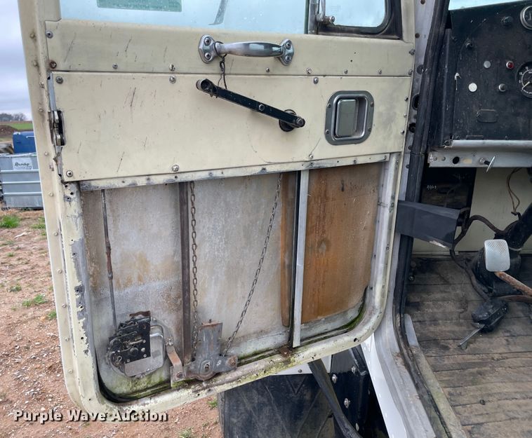 image for item IR9802 1980 Peterbilt 348  semi truck