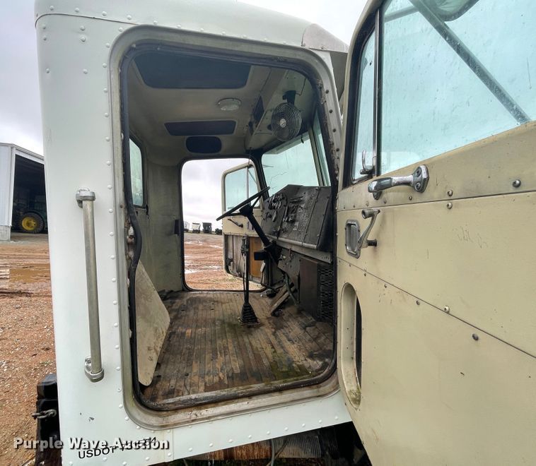 image for item IR9802 1980 Peterbilt 348  semi truck