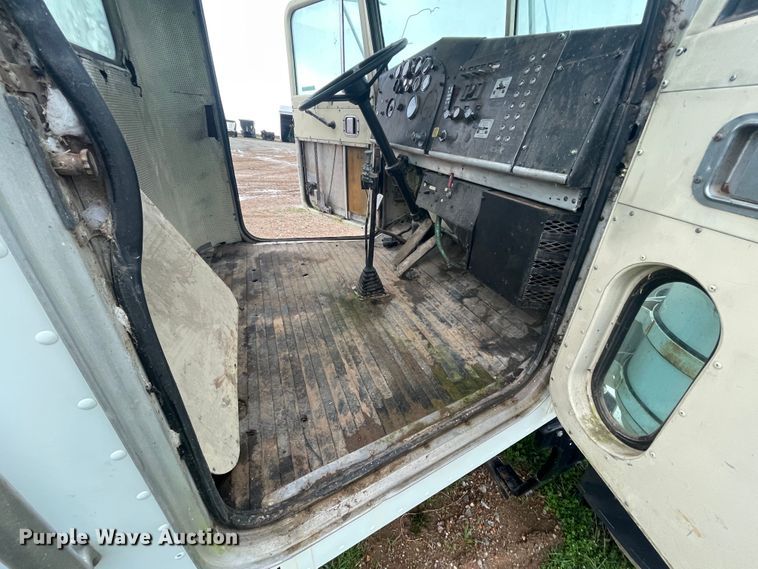 image for item IR9802 1980 Peterbilt 348  semi truck