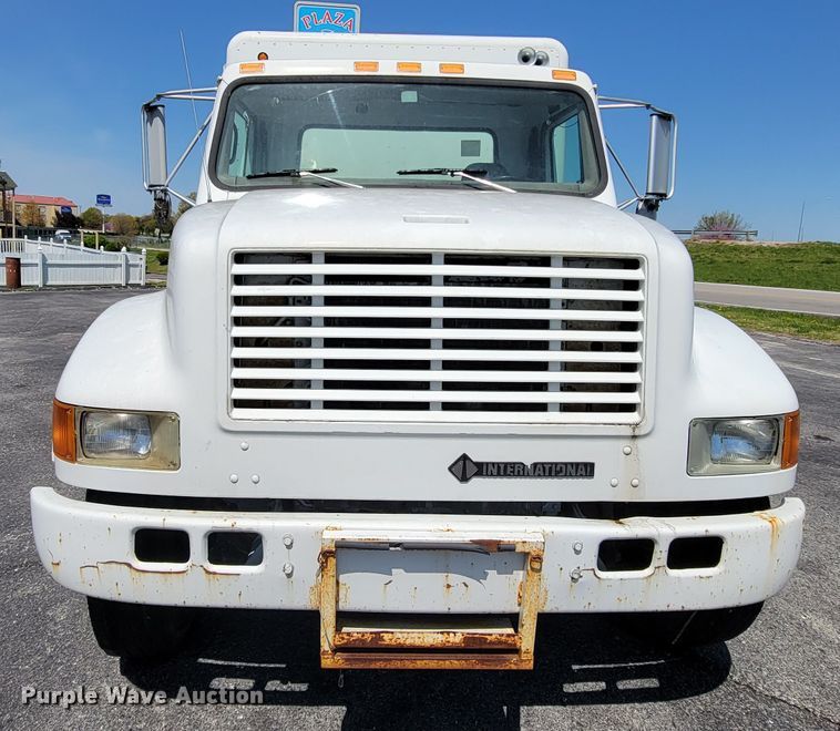 image for item IV9013 1997 International 4900  refrigerated delivery truck