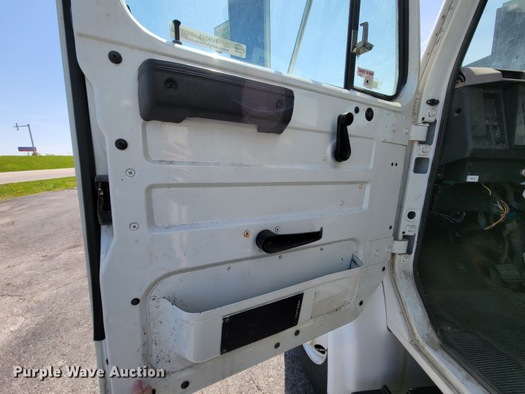 image for item IV9013 1997 International 4900  refrigerated delivery truck