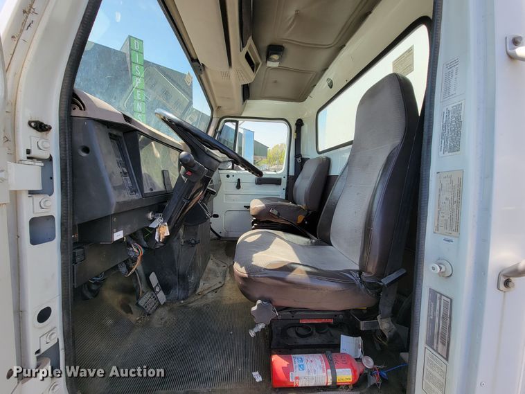 image for item IV9013 1997 International 4900  refrigerated delivery truck