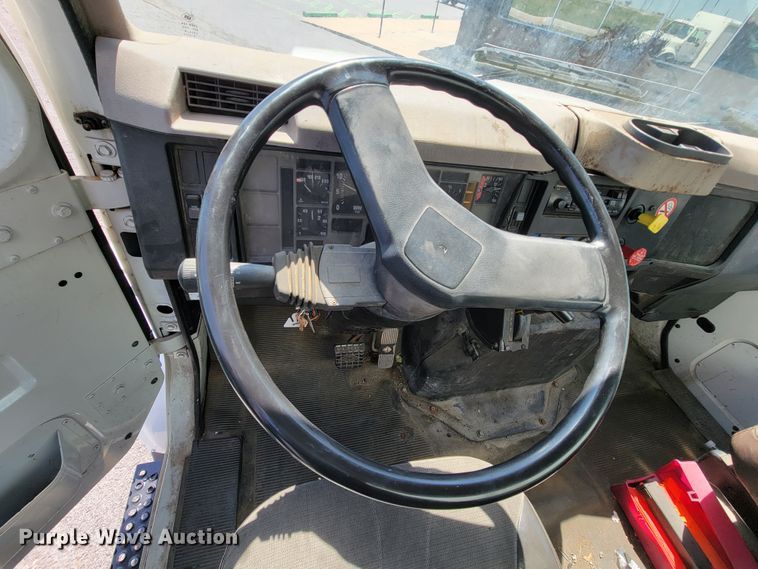 image for item IV9013 1997 International 4900  refrigerated delivery truck