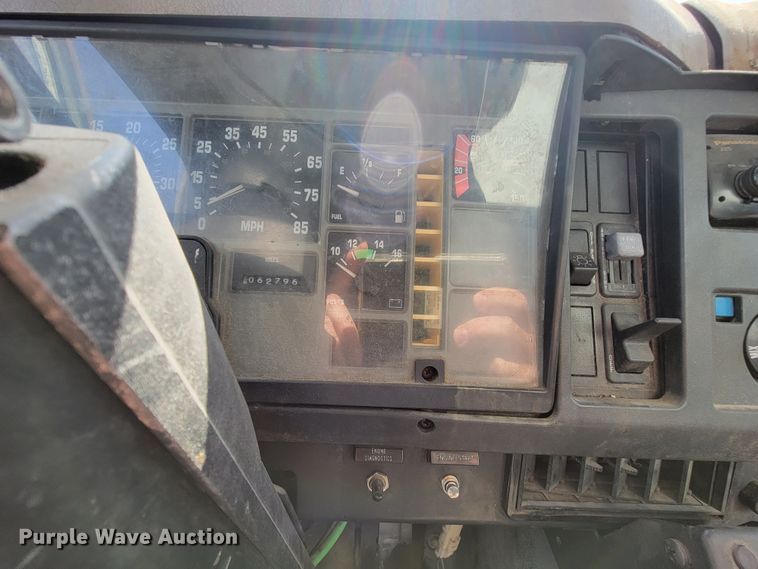 image for item IV9013 1997 International 4900  refrigerated delivery truck