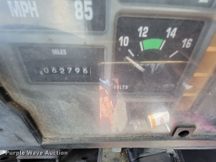 image for item IV9013 1997 International 4900  refrigerated delivery truck