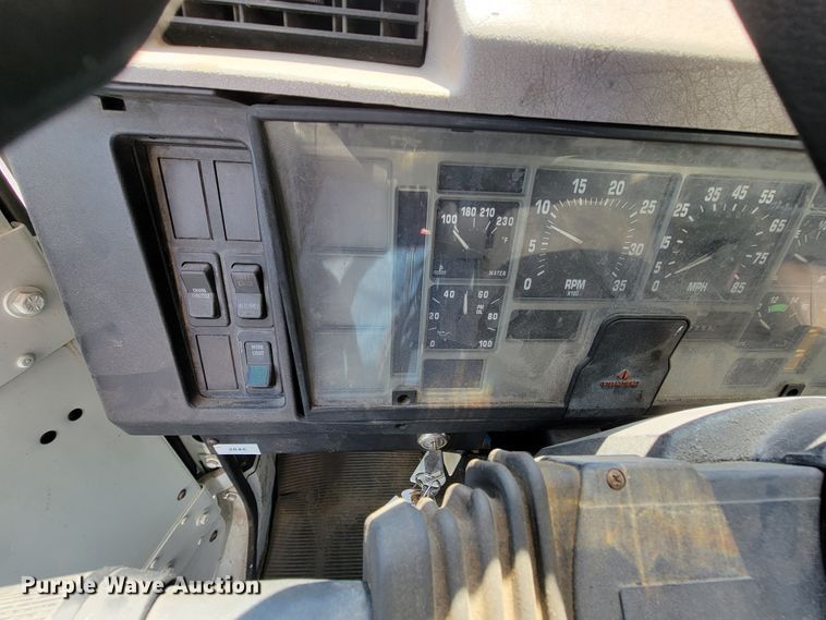 image for item IV9013 1997 International 4900  refrigerated delivery truck