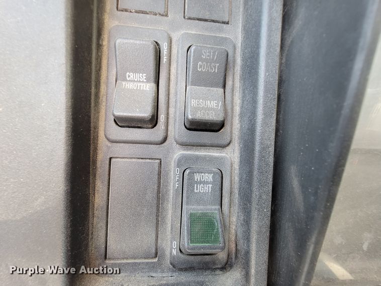 image for item IV9013 1997 International 4900  refrigerated delivery truck