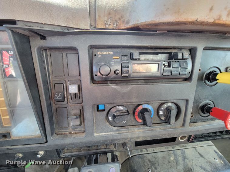 image for item IV9013 1997 International 4900  refrigerated delivery truck