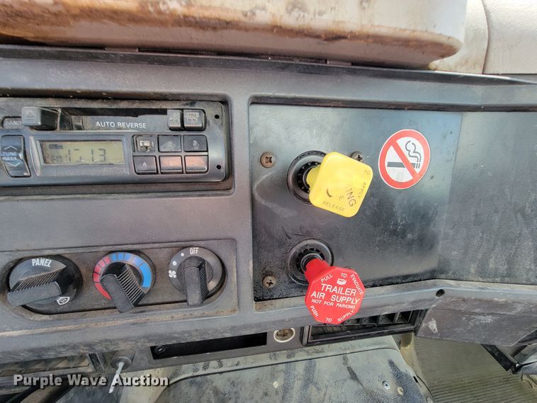 image for item IV9013 1997 International 4900  refrigerated delivery truck