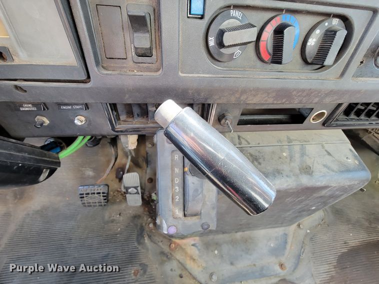 image for item IV9013 1997 International 4900  refrigerated delivery truck