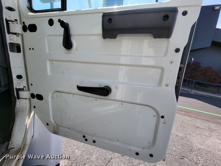 image for item IV9013 1997 International 4900  refrigerated delivery truck