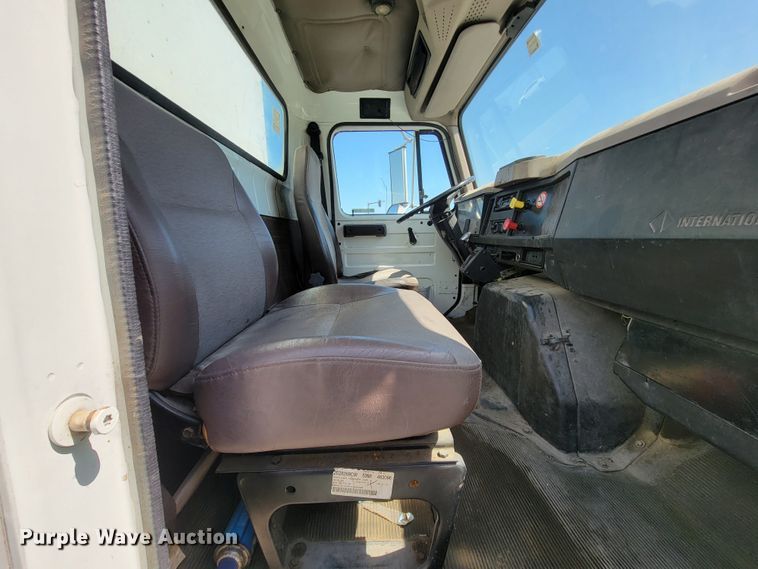 image for item IV9013 1997 International 4900  refrigerated delivery truck