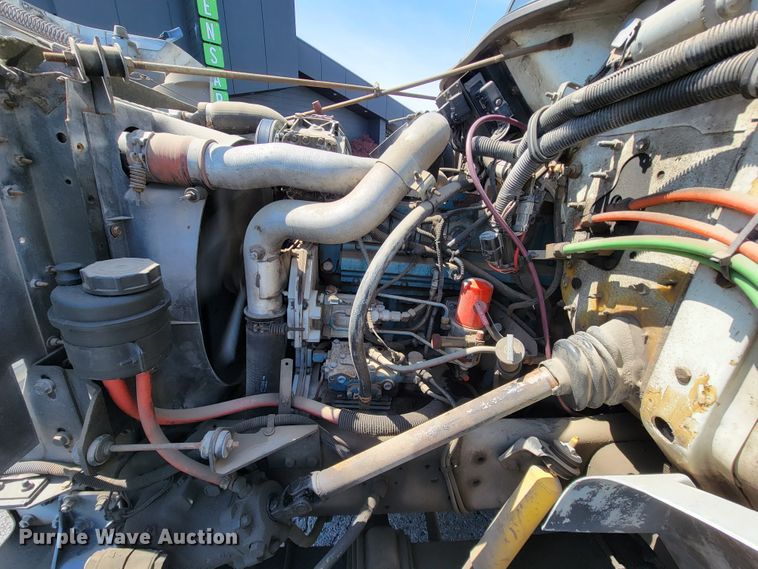 image for item IV9013 1997 International 4900  refrigerated delivery truck