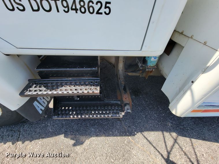 image for item IV9013 1997 International 4900  refrigerated delivery truck