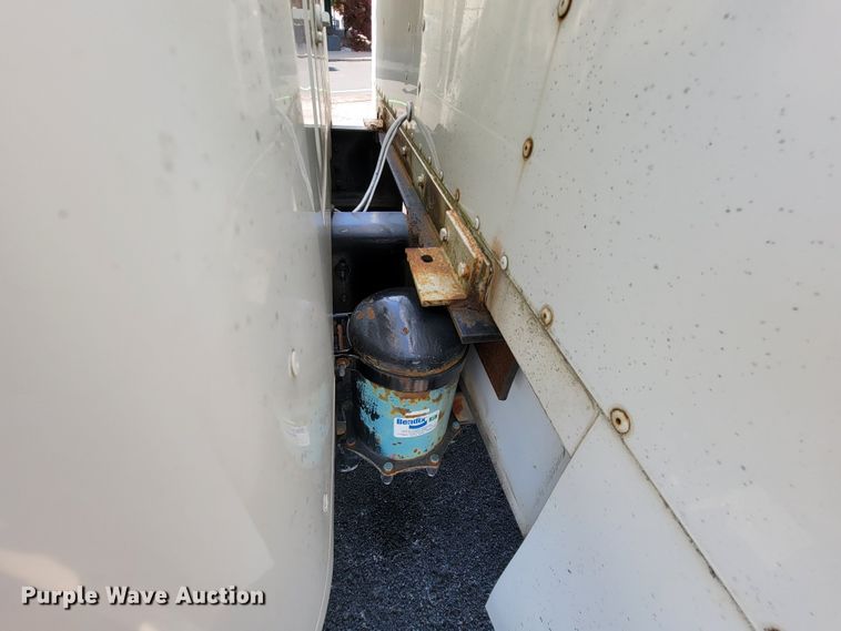 image for item IV9013 1997 International 4900  refrigerated delivery truck