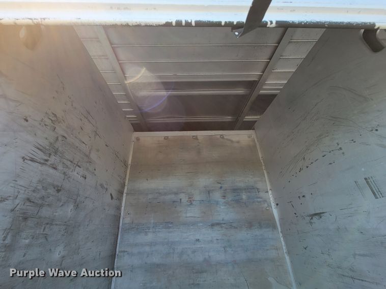 image for item IV9013 1997 International 4900  refrigerated delivery truck