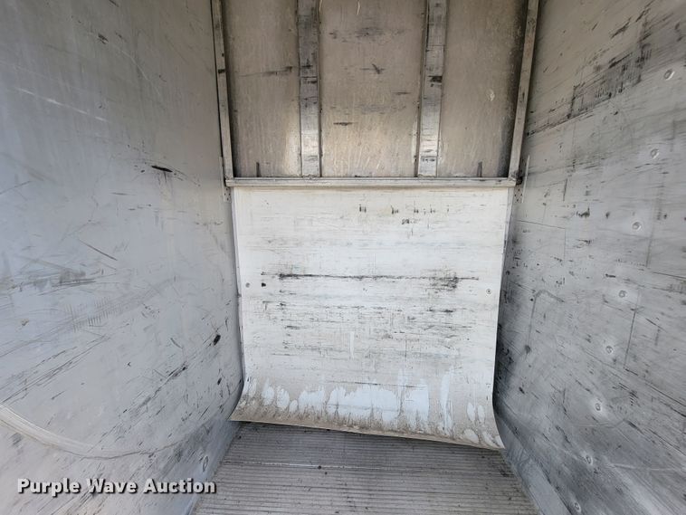 image for item IV9013 1997 International 4900  refrigerated delivery truck