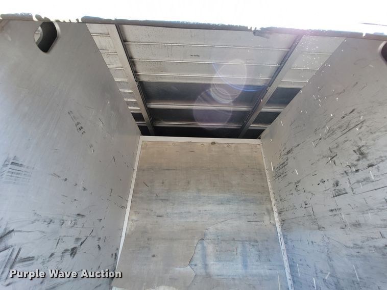 image for item IV9013 1997 International 4900  refrigerated delivery truck