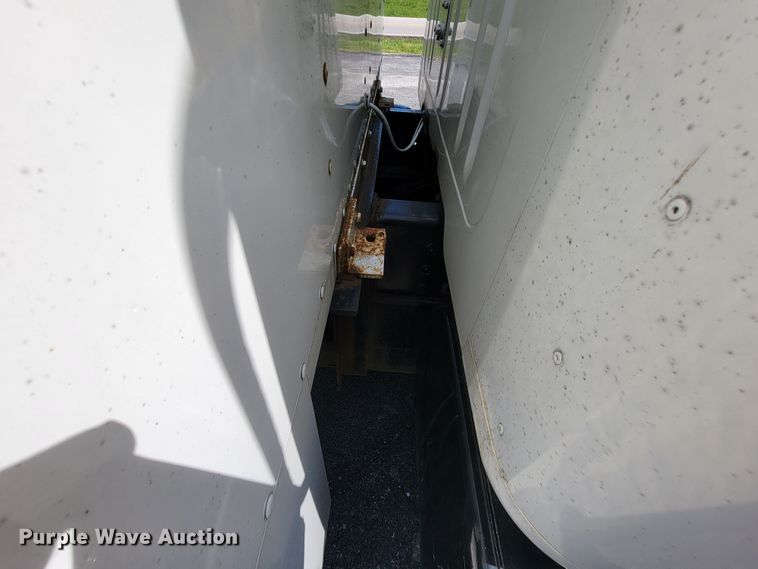 image for item IV9013 1997 International 4900  refrigerated delivery truck