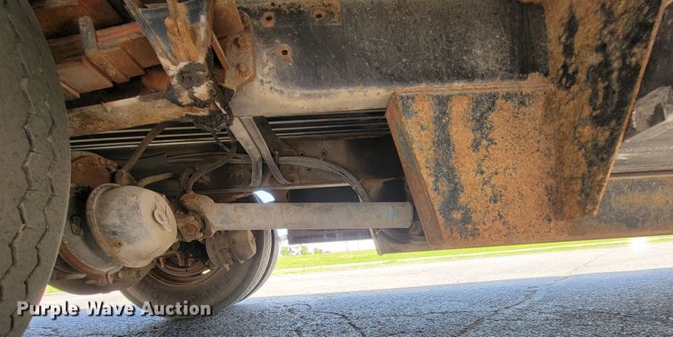 image for item IV9013 1997 International 4900  refrigerated delivery truck