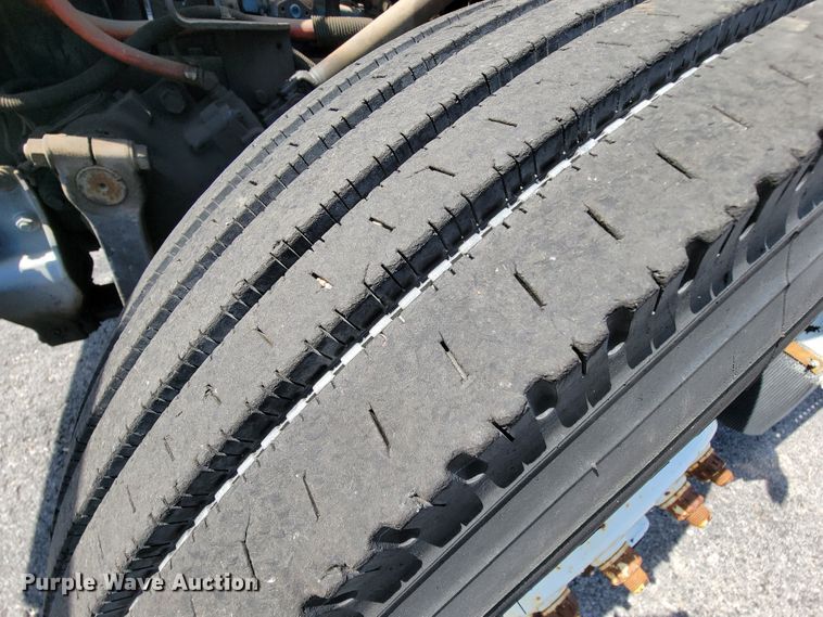 image for item IV9013 1997 International 4900  refrigerated delivery truck