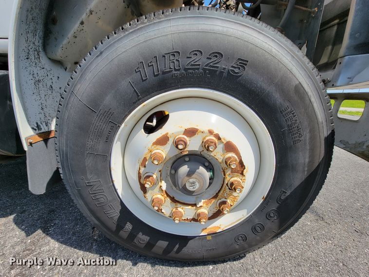 image for item IV9013 1997 International 4900  refrigerated delivery truck