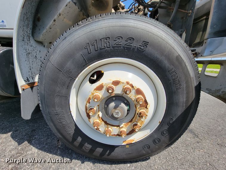 image for item IV9013 1997 International 4900  refrigerated delivery truck