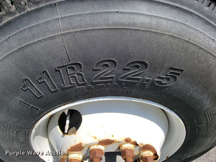 image for item IV9013 1997 International 4900  refrigerated delivery truck