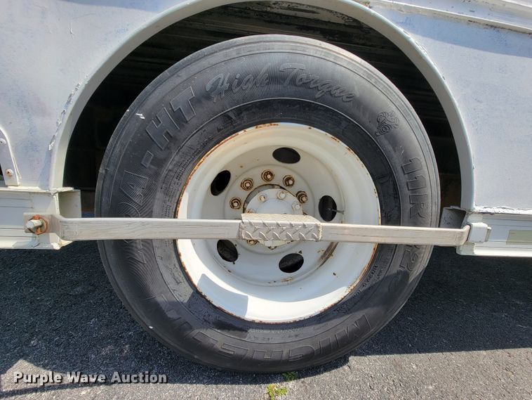 image for item IV9013 1997 International 4900  refrigerated delivery truck