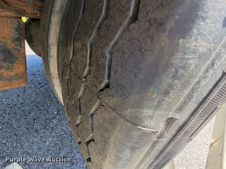 image for item IV9013 1997 International 4900  refrigerated delivery truck