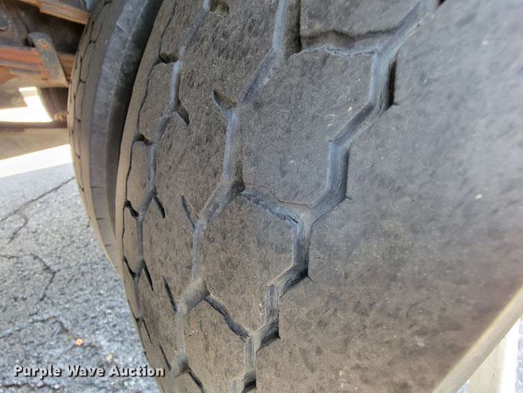 image for item IV9013 1997 International 4900  refrigerated delivery truck